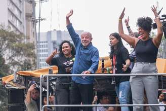 Presidente e candidato à reeleição pelo PT, Luiz Inácio Lula da Silva, em ato na Avenida Paulista.