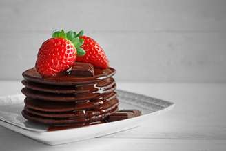 Panqueca de chocolate com morangos.