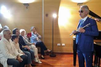 Tenor encantou as pessoas com sua apresentação em Massa