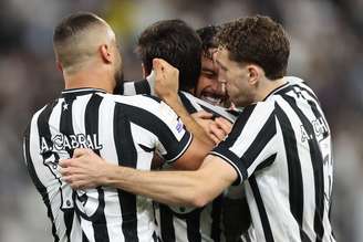 Jogadores do Botafogo comemorando o gol de Montoro 