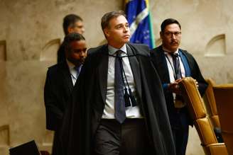 O ministro André Mendonça, do Tribunal Superior Eleitoral (TSE), mandou a Central Única dos Trabalhadores (CUT), ligada ao PT, apagar publicações sobre o candidato do PL à presidência, Flávio Bolsonaro, no Instagram.