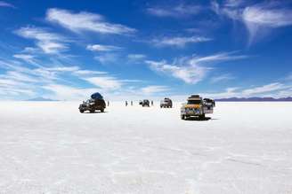 Guia de viagens percorrendo o Salar do Uyuni, o maior deserto de sal do mundo.