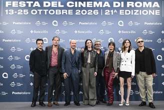 Elenco e diretor de 'Il rumore delle cose nuove' posam na abertura do 21º Festival de Cinema de Roma