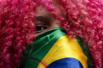 Estudante com a bandeira do Brasil em manifestação de apoio a Lula no Rio de Janeiro