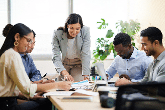 O profissional de relações públicas pode atuar em diferentes frentes da comunicação nas organizações