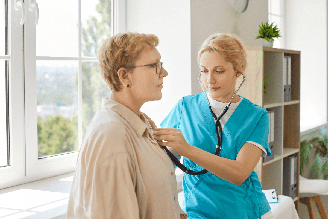 A avaliação médica orienta se o líquido precisa ser analisado, drenado ou apenas acompanhado
