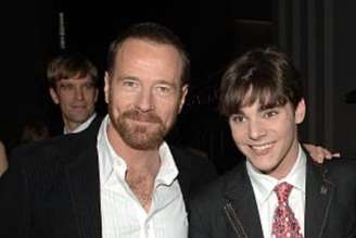 Bryan Cranston e RJ Mitte posam juntos em evento