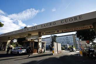 Papa Leão XIV segue internado em Roma após ter retirado um adenocarcinoma pulmonar