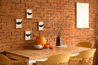 A combinação de elementos temáticos e detalhes decorativos permite transformar os ambientes para o Halloween