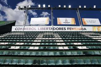 Banners de divulgação da Copa Libertadores Feminina em uma das arquibancadas do estádio Florencio Sola, na Colômbia - 