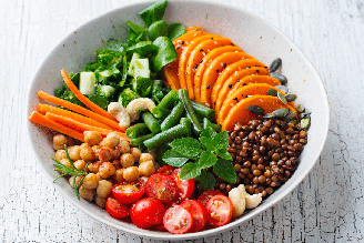 Salada proteica de batata-doce com grão-de-bico e lentilha