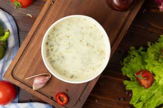 molho cremoso de iogurte e ervas para saladas,