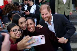 Admiradores de Harry e Meghan tiraram selfies com o casal em Nottingham