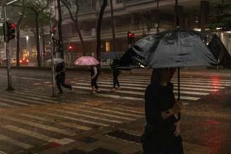 Chuva forte causou transtornos e alagamentos na cidade de São Paulo.
