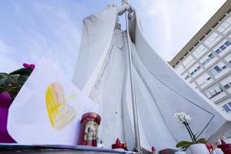 Mensagens e velas para o papa Leão XIV diante do Hospital Agostino Gemelli, em Roma