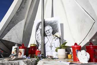 Homenagens ao papa Leão XIV diante do Hospital Agostino Gemelli, em Roma