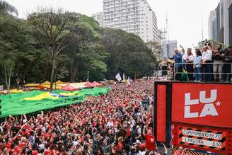 Marcha realizada no dia 11 de outubro em apoio à candidatura de Luís Inácio Lula da Silva do PT pela reeleição à Presidência da República