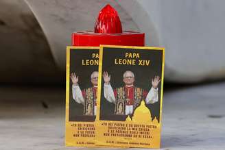 Homenagem ao papa Leão XIV diante do Hospital Agostino Gemelli, em Roma