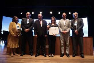 Os professores Eunice Prudente e Antonio Jacinto Caleiro Palma, vencedores de 2025; José Minarelli, presidente do Conselho de Administração do CIEE/SP; a vencedora na categoria Guerreiro da Educação 2026, Priscila Cruz, e Eurípedes Alcântara, diretor de Jornalismo do Estadão, e o cientista Carlos Nobre, vencedor como Professor Emérito