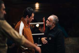 Karim Aïnouz (à direita) dirige o ator Callum Turner (esquerda) em cena de 'Rosebush Pruning'