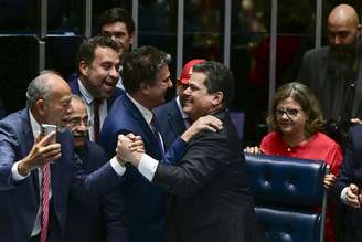 Presidente do Senado Federal, senador Davi Alcolumbre (União-AP) cumprimenta parlamentares, que comemoraram PEC que prevê fim da escala 6x1