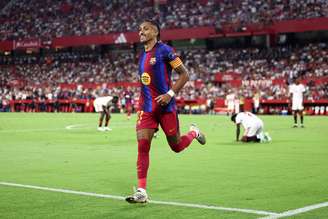 Raphinha comemora um dols gols marcados contra o Sevilla, pela sétima rodada de La Liga, na temporada 2026/27 - 