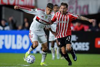 Jorge Carrascal, do Flamengo, e Ezequiel Piovi, do Estudiantes, durante a partida entre Estudiantes e Flamengo, em La Plata, pela terceira rodada do grupo A da Libertadores de 2026 - 