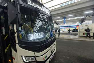 Ônibus indicando tarifa zero no terminal urbano de São Caetano do Sul, região metropolitana de São Paulo