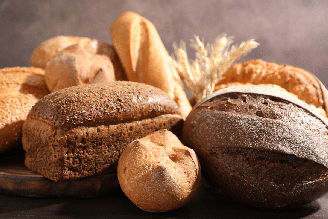 O pão é fonte de energia e vitaminas do complexo B, e algumas versões oferecem mais fibras, contribuindo para a saciedade e o funcionamento do organismo