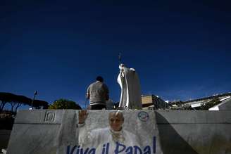 Homenagem ao papa Leão XIV diante do Hospital Agostino Gemelli, em Roma
