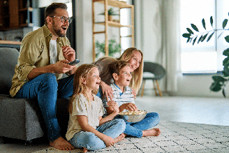 Entre risadas e aventuras, a sessão de cinema em casa diverte crianças e adultos