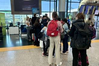 Fila no aeroporto de Roma-Fiumicino após adiamento de voo