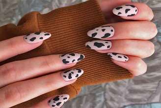 Os cuidados com as unhas ganharam novas técnicas e possibilidades, que vão muito além da aplicação tradicional de esmaltes. Com diferentes materiais, acabamentos e estilos, os procedimentos atendem a variados gostos e necessidades. Conheça algumas opções que fazem sucesso nos salões de beleza.