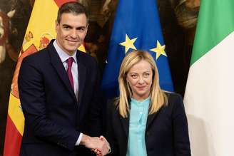 Pedro Sánchez e Giorgia Meloni durante reunião em Roma, em abril de 23