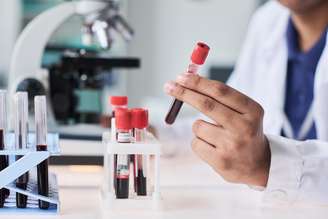 Exame de sangue pode prever demência até 25 anos antes do início dos sintomas em mulheres