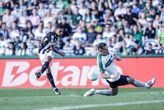 Renan Lodi durante a partida entre Coritiba e Atlético-MG, pela 12ª rodada do Campeonato Brasileiro de 2026 - 