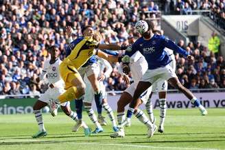 Momento exato do choque entre o goleiro Dibu Martínez, do Chelsea, e o zagueiro Jarrad Branthwaite, do Everton, que levou o argentino a sair de ambulância do Hill Dickinson Stadium em partida da Premier League 2026/27 - 