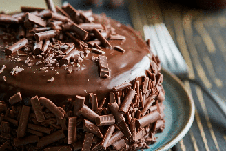 Bolo de chocolate com cobertura