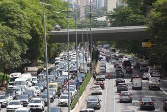 Trânsito em São Paulo em avenida com a Faixa Azul