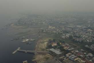 A cidade de Manaus coberta por uma densa camada de fumaça em decorrência das queimadas na região da Amazônia brasileira, fazendo com que a qualidade do ar seja classificada como pessima segundo dados do IQAir.