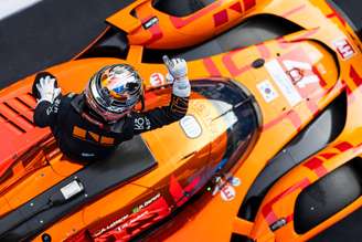 Mathys Jaubert celebra pole position em Barcelona