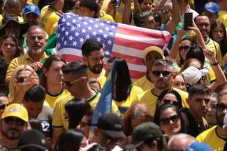 O candidato à Presidência da República, Flávio Bolsonaro (PL) realiza campanha neste domingo na Avenida Paulista.