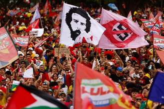 Apoiadores do presidente Luiz Inácio Lula da Silva (PT), candidato à reeleição, participam de ato em apoio à sua candidatura na Esplanada dos Ministérios, em Brasília, na manhã deste domingo