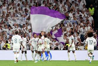 Jogadores do Real Madrid celebram com a torcida após gol contra o Sevilla, pelo Campeonato Espanhol 2026/27 