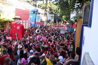 Apoiadores de Lula (PT) se reúnem em ato em Olinda (PE) com agremiações de frevo 