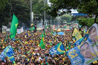 Manifestação em apoio a Flávio Bolsonaro neste domingo, 18, na Av. Paulista, em São Paulo