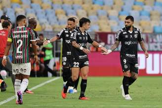 Jogadores do Santos celebram gol contra o Fluminense, no Maracanã, pelo Brasileirão 2026 