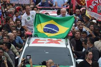 Eduardo Paes e Lula em carreata em São Gonçalo no primeiro turno das eleições