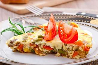 omelete recheada com legumes e queijo.
