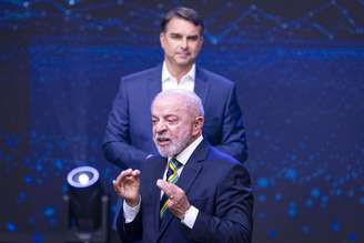 Lula e Flávio Bolsonaro durante debate da Band